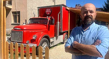 Yarım asır boyunca kilometrelerce yük taşıyan tırda şimdi leziz kahveler pişiyor