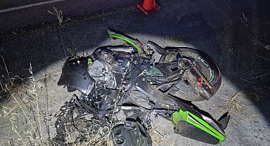 Yarış yaparken farları yanmayan otomobile çarpan motosikletler paramparça oldu: 1 ölü