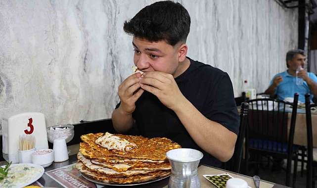 Yaşına ve kilosuna bakmadan bir oturuşta 15 lahmacun yiyor