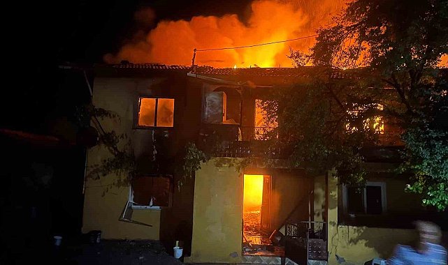 Yaşlı kadının 2 katlı evi küle döndü