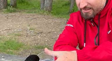 Yavru kargaya bardakla su verdiler, elleriyle beslediler