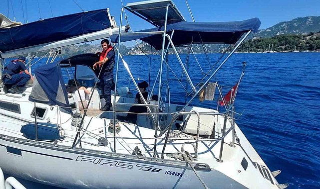 Yelkenli teknede 2 göçmen kaçakçısı ve 38 düzensiz göçmen yakalandı