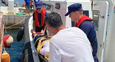 Yelkenli teknede rahatsızlanan vatandaşa tıbbi tahliye