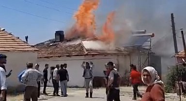 Yemek yapmak için yaktığı ateş evini ve damını küle çevirdi