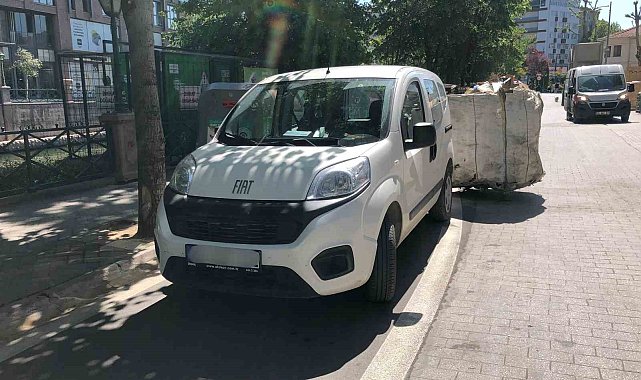 Yeni bisiklet yoluna araç engeli