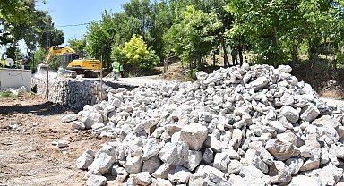 Yeşilyurt Belediyesi'nden Şahnahan'a taş duvarla güvenli yol