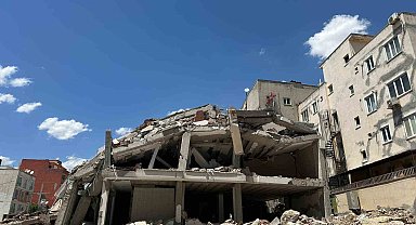 Yıkım çalışması yarım bırakılan bina tehlike saçıyor