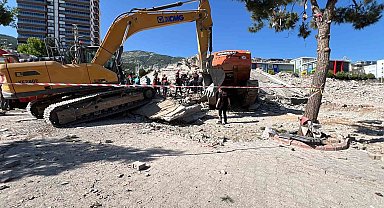 Yıkım çalışmasında facia: Operatörle birlikte iş makinesi enkaz altında kaldı