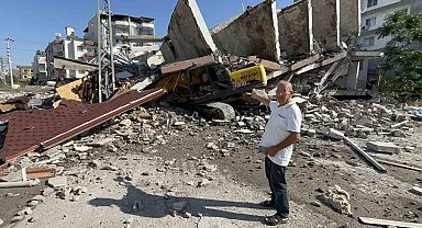 Yıkım esnasında 7 katlı bina iş makinesinin üzerine devrildi: O anlar kamerada