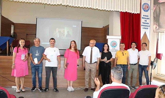 Yıl sonu toplantısında okuldan ayrılan öğretmenlere veda edildi