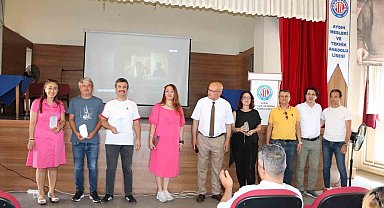 Yıl sonu toplantısında okuldan ayrılan öğretmenlere veda edildi