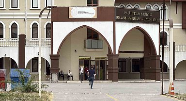 YKS'nin ilk oturumu başladı: Öğrenciler sınavda, veliler dışarda ter döküyor