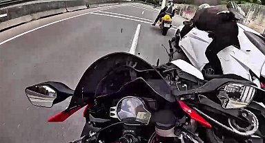 Yol değil, tuzak: 3 motorcunun yaralandığı kazanın yeni görüntüleri ortaya çıktı