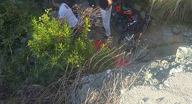 Yol kenarına devrilen motosikletin sürücüsü öldü