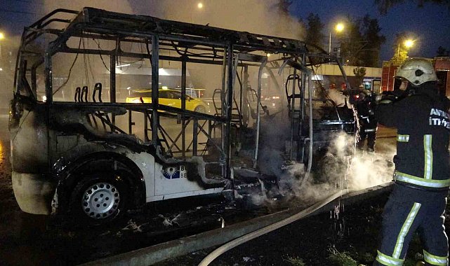 Yolcu minibüsü alev alev yandı, yangına müdahale etmeye çalışan sürücü yaralandı