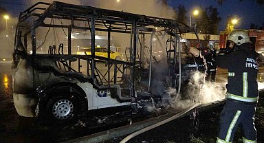 Yolcu minibüsü alev alev yandı, yangına müdahale etmeye çalışan sürücü yaralandı