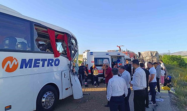 Yolcu otobüsü ve tırın da karıştığı zincirleme kazada 24 kişi yaralandı
