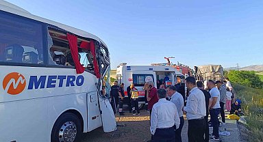 Yolcu otobüsü ve tırın da karıştığı zincirleme kazada 24 kişi yaralandı