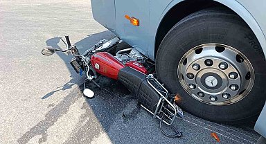 Yolcu otobüsüyle çarpışan motosikletli, lastiğin altında kalmaktan son anda kurtuldu