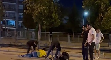 Yolda yürürken silahlı saldırıya uğrayan 2 genç yaralandı