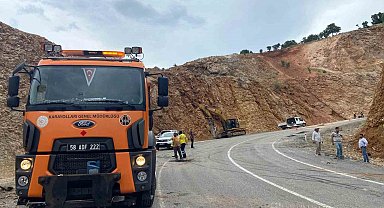Yoldan çıkan tırın üzerindeki iş makinası düştü
