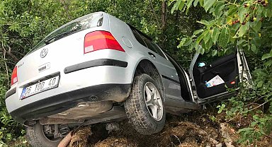 Yoldan savrulan otomobil ağaça çarparak durabildi
