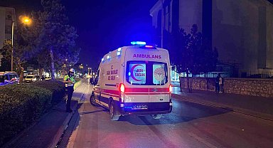 Yolun karşısına geçmeye çalışan kişiye çarptı, aracını bırakıp kaçtı