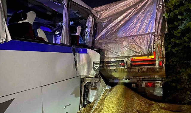 Yolun kenarında duran tıra işçi servisi çarptı