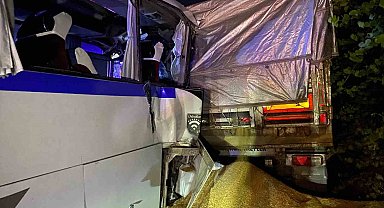 Yolun kenarında duran tıra işçi servisi çarptı