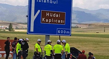 Yön tabelasına çarpan otomobil sürücüsü yaralandı