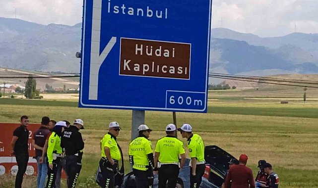 Yön tabelasına çarpan otomobildeki yaralılardan biri öldü