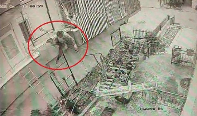 Yük asansörü kurulumu yapan ustanın iskeleden düşme anı kamerada