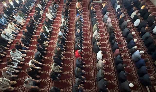 Yüksekova'da bayram namazında vatandaşlar camileri doldurdu