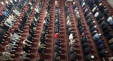 Yüksekova'da bayram namazında vatandaşlar camileri doldurdu