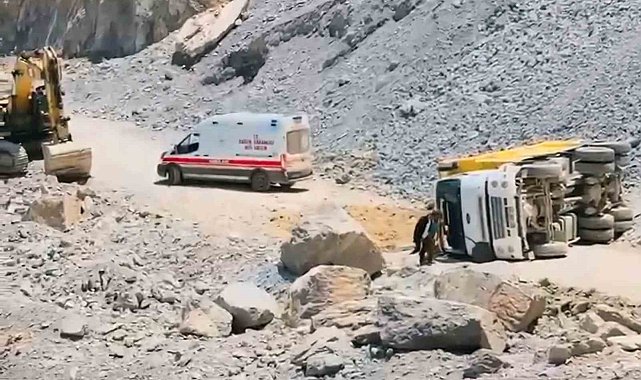 Yüksekova'da kamyon devrildi: 1 yaralı