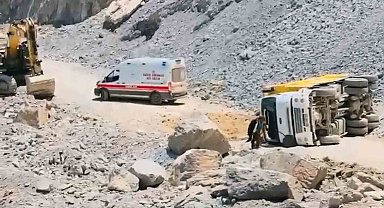 Yüksekova'da kamyon devrildi: 1 yaralı