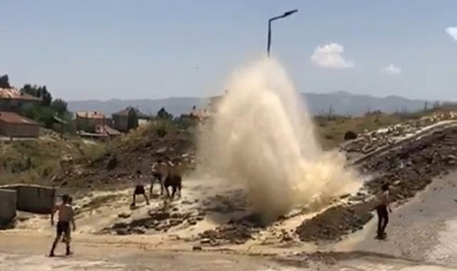 Yüksekova'da patlayan su hattı çocukların serinleme durağı oldu