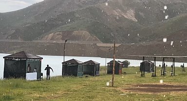 Yüksekova'da sağanak yağış etkili oldu
