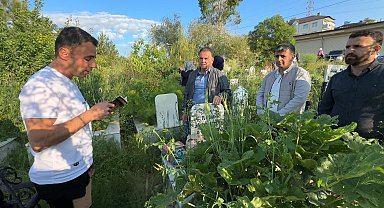 Yüksekova'da vatandaşlar bayram namazı sonrası mezarlıklara akın etti