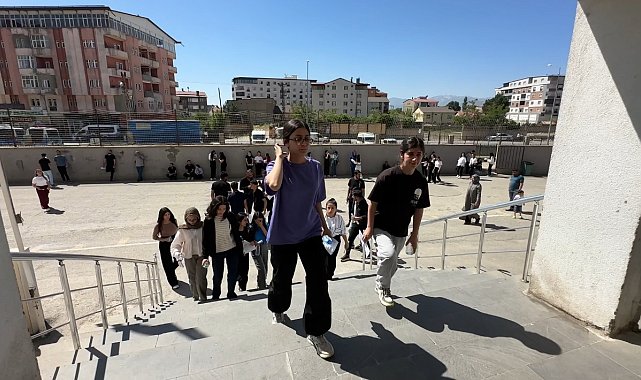 Yüksekova'da YKS heyecanı: 24 okulda 6 bin 600 öğrenci sınava girdi