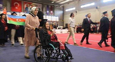 Yüzde 90 engelli kızının eğitimi için 21 yıldır çabalayan anne mezuniyet gururu yaşadı