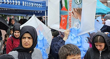 Yüzlerce kişi yağmur altında Filistin için tek yürek oldu
