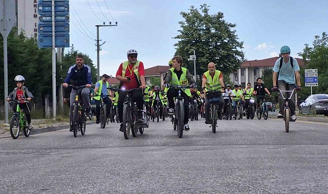 Yüzlerce pedal bisiklet baharı için çevrildi