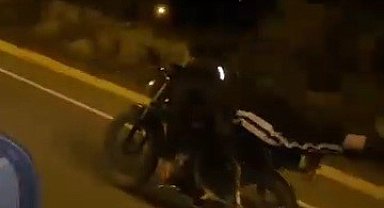 Yüzüstü yatarak motosiklet kullandı