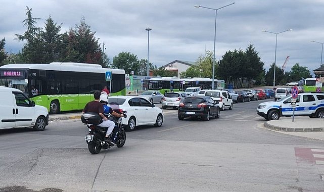 Zabıta ekipleri geç kalan öğrencileri sınava yetiştirdi