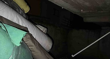 Zeytinburnu'nda 4 katlı binanın arka cephesindeki duvar yıkıldı