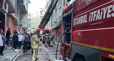 Zeytinburnu'nda çıkan yangında 2. kattan atlayan çocuk yaralandı