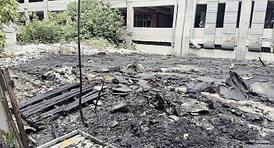 Zeytinburnu'nda hurdalık alanda yangın paniği: Yoğun duman çevre ilçelerden görüldü