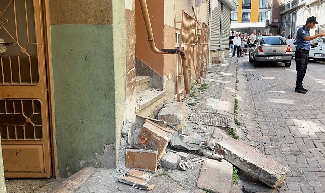 Zeytinburnu'nda otomobil doğal gaz kutusuna çarptı, facia ucuz atlatıldı