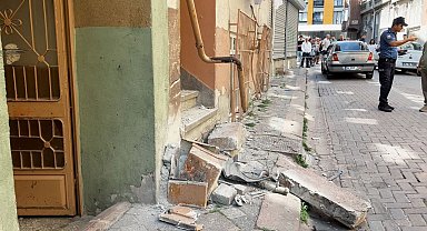 Zeytinburnu'nda otomobil doğal gaz kutusuna çarptı, facia ucuz atlatıldı